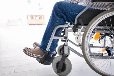 Komuta sizde evde tekerlekli sandalyede