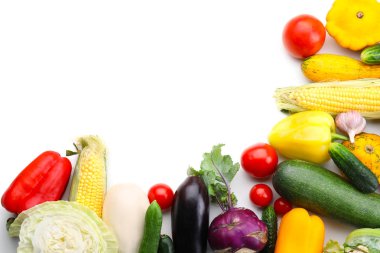 Beyaz arka planda çeşitli taze sebzeler