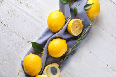 Beyaz ahşap arka planda olgun limonlar