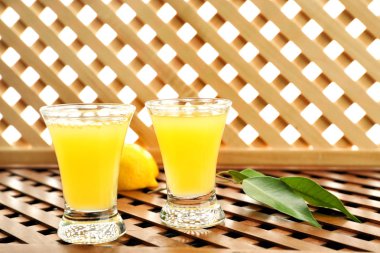 Taze limon suyu masada gözlük