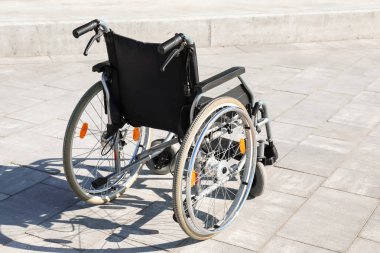 Boş modern tekerlekli sandalye açık havada