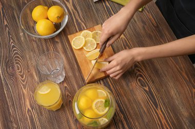 Kadın kesme taze limon suyu masada için