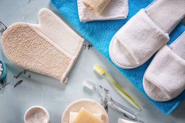 Banyo kozmetik ayarla ve aksesuarları tablo, düz üzerinde yatıyordu