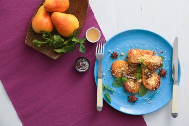 Plaka ile ışık ahşap masa üzerinde pişmiş armut