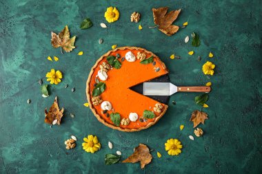 Masada lezzetli kabak pasta ile düz yatıyordu kompozisyon