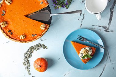 Masada lezzetli kabak pasta ile düz yatıyordu kompozisyon