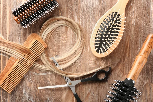 Flat Lay Composition Hairdresser Tools Strand Blonde Hair Wooden Background — Stock Photo, Image
