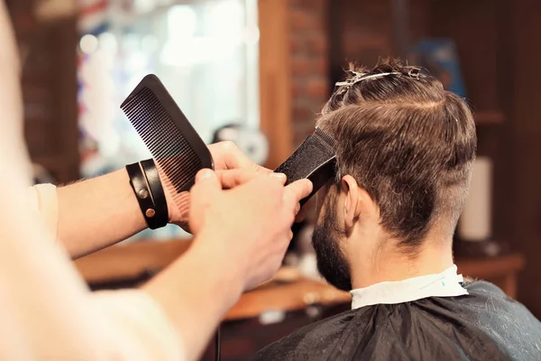 Barbier Professionnel Travaillant Avec Client Dans Salon Coiffure — Photo