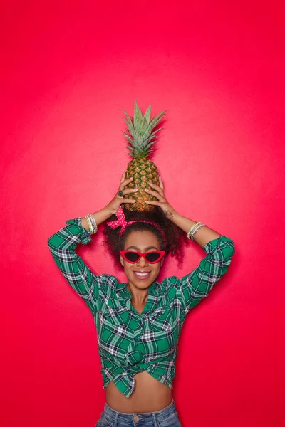 Hermosa Mujer Afroamericana Con Piña Sobre Fondo Color — Foto de Stock