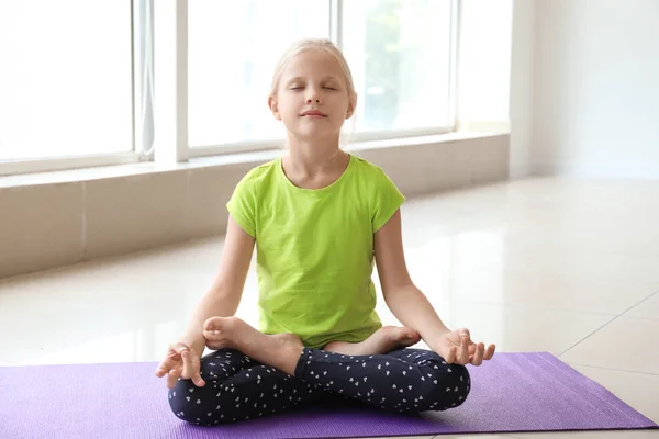 Niña Practicando Yoga Interiores — Foto de Stock