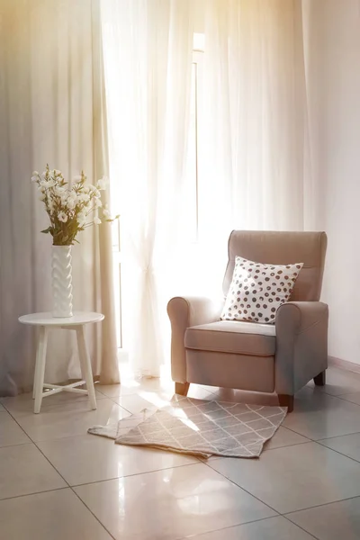 Acogedor Sillón Para Descansar Con Hermosas Flores Jarrón Cerca Ventana — Foto de Stock