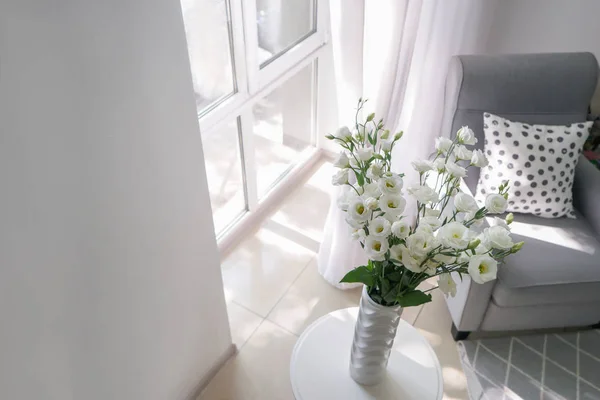 Mesa Con Hermosas Flores Jarrón Acogedor Sillón Para Descansar Cerca — Foto de Stock