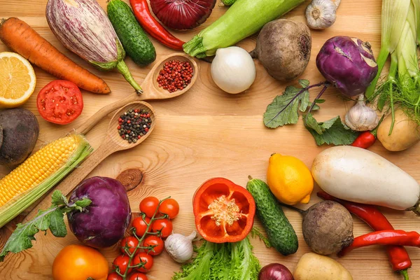 Varias Verduras Con Especias Sobre Fondo Madera — Foto de Stock