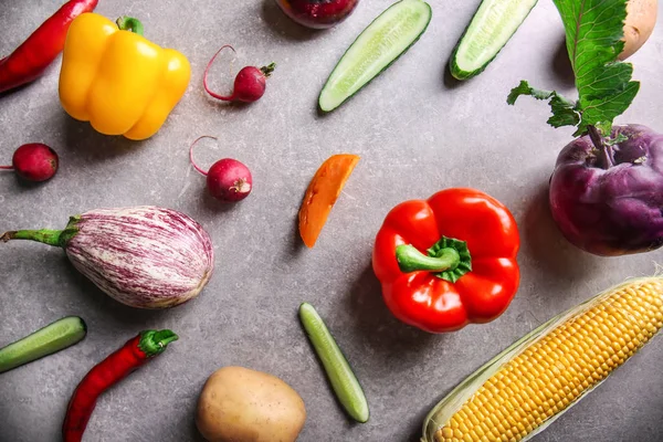 Composición Plana Con Varias Verduras Sobre Fondo Gris — Foto de Stock