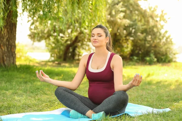 Genç Hamile Kadın Dışarıda Yoga Yapıyor — Stok fotoğraf