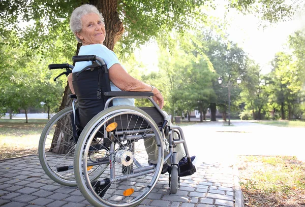 Ανώτερος Γυναίκα Αναπηρική Καρέκλα Εξωτερικούς Χώρους — Φωτογραφία Αρχείου