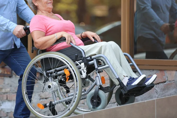 Ανώτερων Γυναίκα Αναπηρικό Αμαξίδιο Και Σύζυγός Της Την Ράμπα Εξωτερικούς — Φωτογραφία Αρχείου