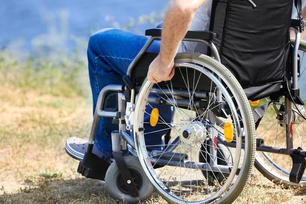 Старший Человек Инвалидной Коляске Возле Реки — стоковое фото