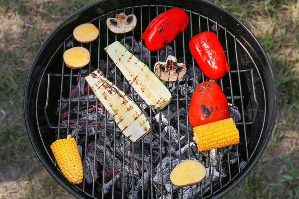 Szabadban Barbecue Grill Zöldségek — Stock Fotó