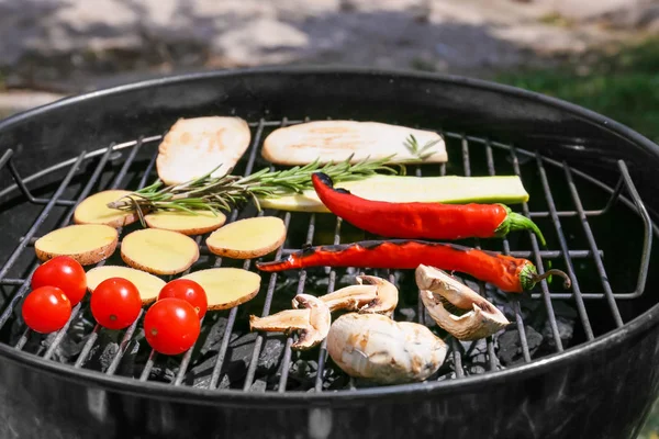 Légumes Savoureux Sur Barbecue Extérieur Gros Plan — Photo
