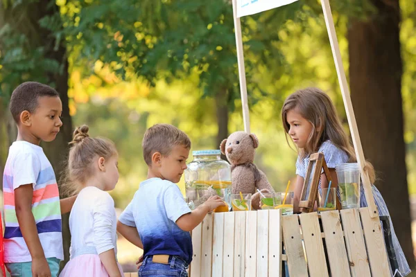 Entzückende Kinder Warten Der Schlange Vor Einem Stand Park Auf — Stockfoto