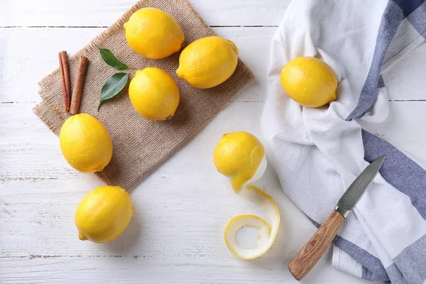 Citrons Mûrs Sur Fond Blanc Bois — Photo