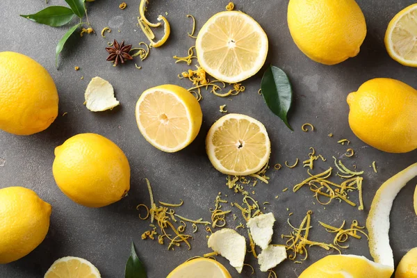 Composición Con Limones Maduros Ralladura Fresca Sobre Fondo Gris —  Fotos de Stock