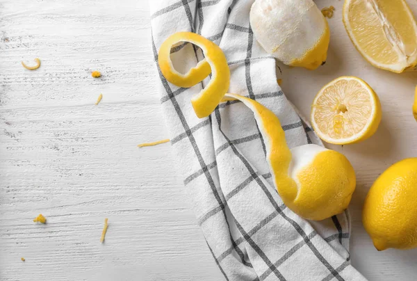 Limones Maduros Sobre Fondo Madera Blanca —  Fotos de Stock