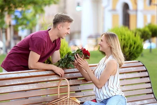 Jeune Homme Donnant Des Fleurs Petite Amie Sur Date Romantique — Photo