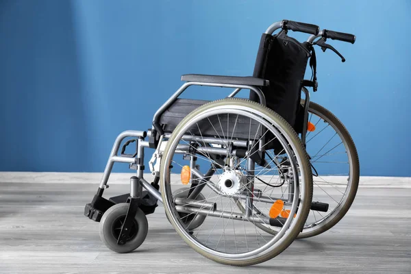 Пустое Современное Инвалидное Кресло Помещении — стоковое фото