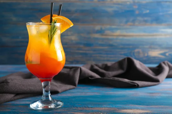 彩色木桌玻璃上的新鲜夏日鸡尾酒 — 图库照片
