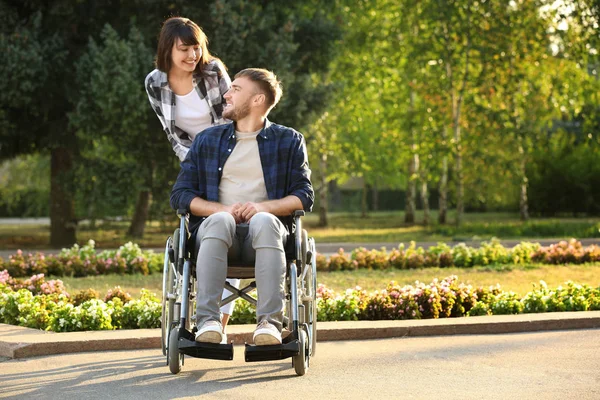 Jeune Homme Fauteuil Roulant Femme Extérieur — Photo