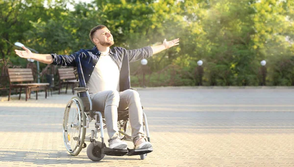 Glücklicher Junger Mann Rollstuhl Draußen — Stockfoto