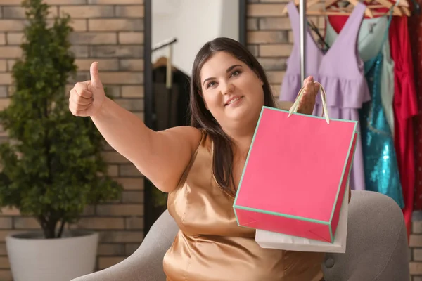 Overgewicht Vrouw Met Boodschappentassen Gebaar Van Duim Omhoog Kledingsopslag Tonen — Stockfoto