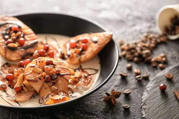 Schüssel Mit Gebackenen Birnen Sahne Und Schokoladensirup Auf Dunklem Tisch — Stockfoto