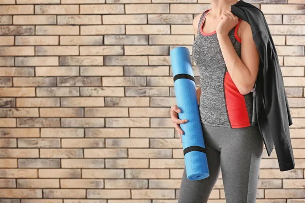 Sportliche Frau Mit Yogamatte Und Jacke Der Nähe Der Mauer — Stockfoto