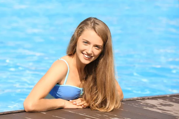 Hermosa Mujer Joven Piscina Día Soleado — Foto de Stock