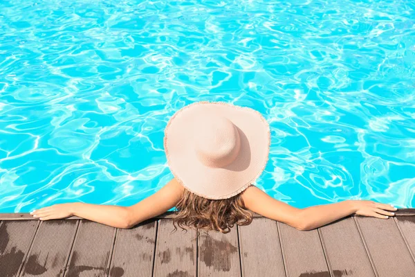 Beautiful Young Woman Swimming Pool Sunny Day — Stock Photo, Image