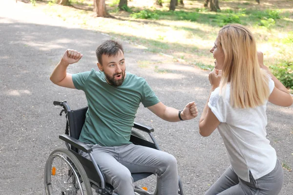 Homme Fauteuil Roulant Avec Belle Femme Dansant Extérieur — Photo