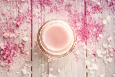 Vücut kremi ve ahşap masa üzerinde deniz tuzu ile jar