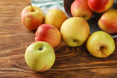 Ahşap masa üzerinde olgunlaşmış sulu elma