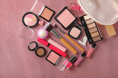 Dekoratif kozmetik ve çanta renk arka plan üzerinde kompozisyonu