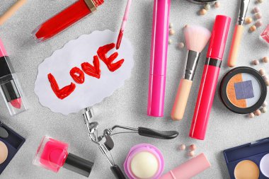 Gri arka plan üzerinde kelime aşk ile kozmetik kümesi