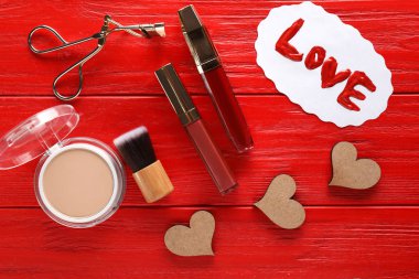 Kozmetik renk ahşap arka plan üzerinde kelime aşk ile kümesi