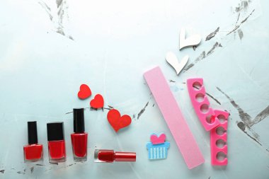 Küçük kalpler ile manikür için açık renkli ayarla