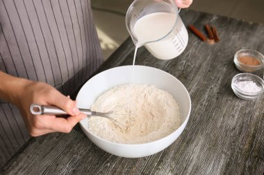 Tahta masada nefis waffle hazırlamak için para kazanan bir kadın.