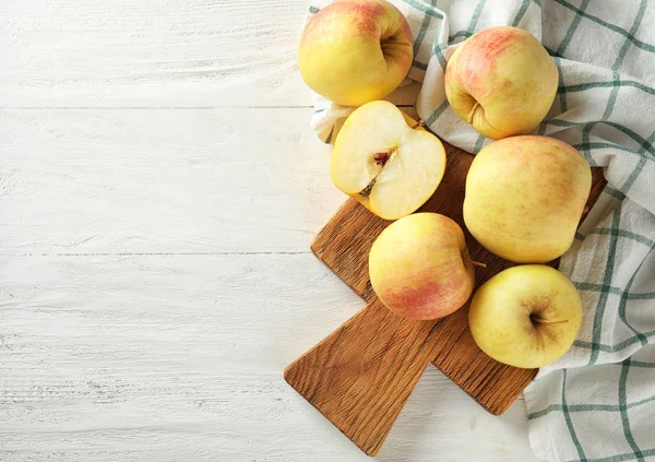 Ripe Juicy Apples Wooden Board — Stock Photo, Image