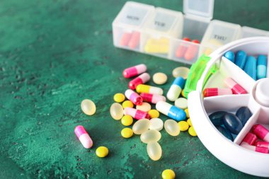 Renk tablosu hapları ile plastik kaplar