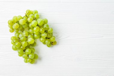 Beyaz ahşap zemin üzerinde olgun tatlı üzüm