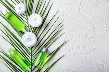 Vücut beyaz dokulu arka plan üzerinde krem ile düz yatıyordu kompozisyon